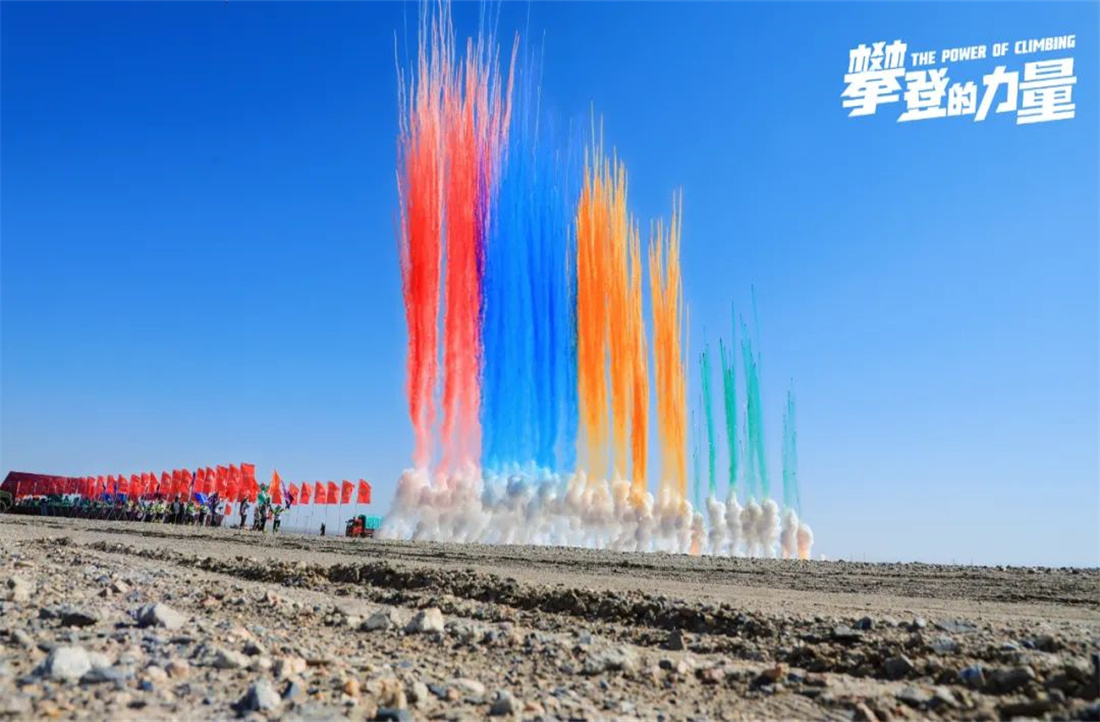 火力全開！薩米特挑戰千人敦煌戈壁徒步，盡顯攀登的力量！